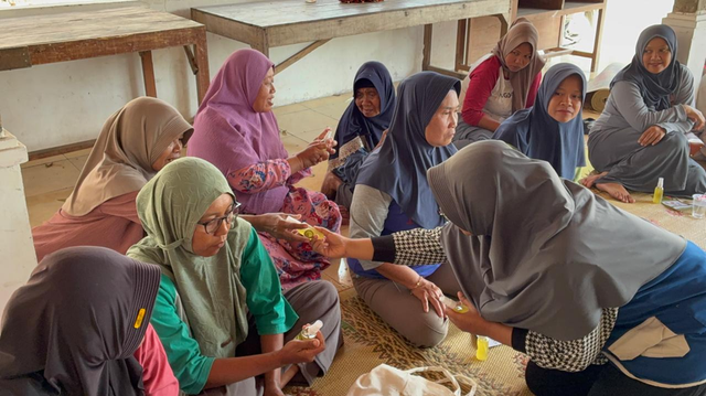 Pembuatan Spray Antinyamuk dari Serai: KWT Walikan Dukung SDGs 3 Bersama KKN UNY