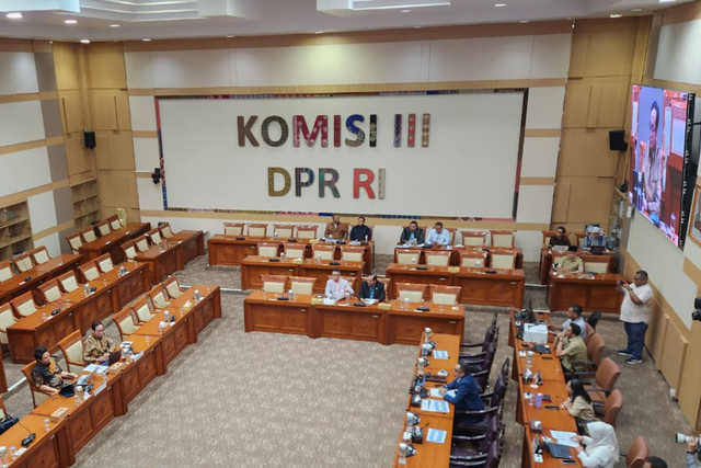 Suasana rapat dengar pendapat Komisi III DPR dengan Akademisi FH UGM dan FH UNAIR di Kompleks Parlemen, Senayan, Jakarta, Senin (5/10/2026). Foto: Nasywa Athifah/kumparan