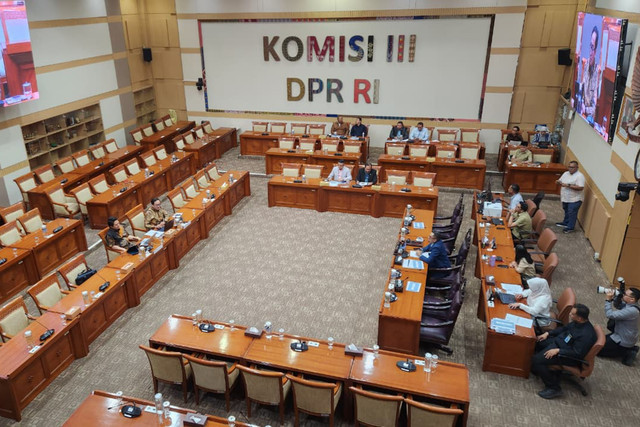 Suasana rapat dengar pendapat Komisi III DPR dengan Akademisi FH UGM dan FH UNAIR di Kompleks Parlemen, Senayan, Jakarta, Senin (5/10/2026). Foto: Nasywa Athifah/kumparan