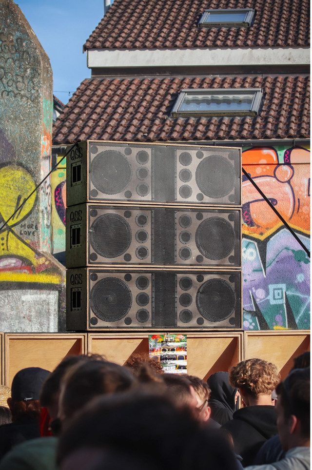 https://www.pexels.com/photo/crowd-standing-in-front-of-loudspeakers-at-concert-20903613/