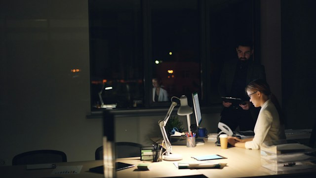 Ilustrasi akuntan bekerja lembur saat peak season. (Foto: Unsplash/VitalyGariev)