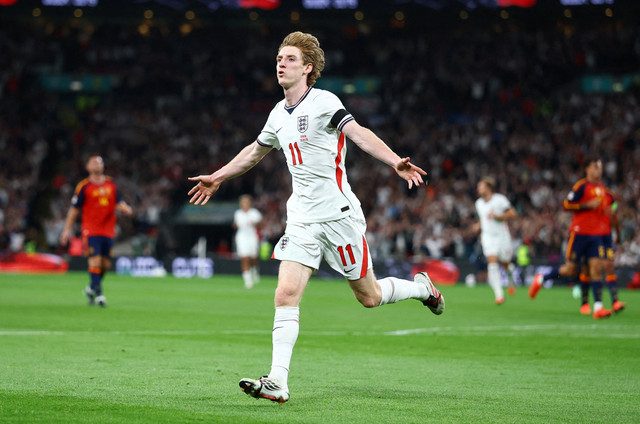 Anthony Gordon merayakan gol pertama Inggris saat melawan Spanyol. Foto: Peter Cziborra/REUTERS