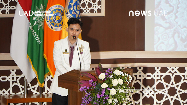 Sambutan perwakilan apoteker pada Sumpah Apoteker Periode September 2026 Prodi PPA Fakultas Farmasi Universitas Ahmad Dahlan (UAD) (Foto. Humas UAD)