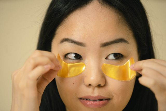 Eye patch bisa membantu optimalkan tampilan cantik saat bepergian. (Foto: Pexels)