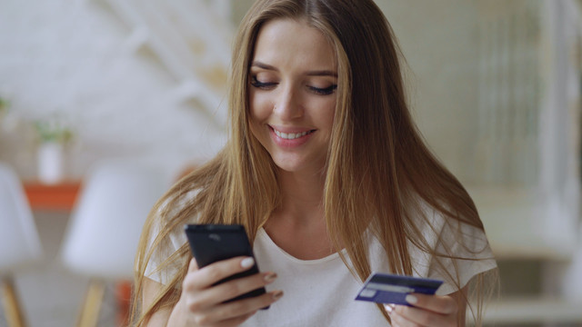 Ilustrasi gaya hidup konsumtif melalui kemudahan belanja online. Foto: Vitaly Gariev/Pexels.