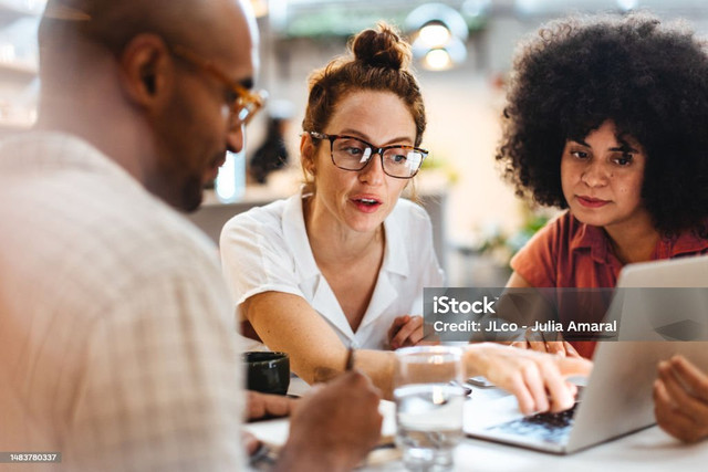 Ilustrasi aktivitas Work From Cafe (WFC) yang dilakukan bersama rekan kerja di sebuah kafe. Sumber: iStock