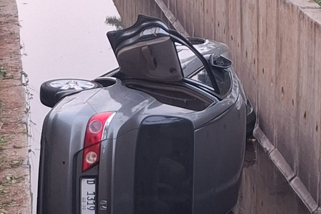 Sebuah mobil masuk ke parit di Kawasan Summarecon Bandung, Jalan Bulevar Raya, Kelurahan Cisaranten Kidul, Kecamatan Gedebage, Kota Bandung, Senin (5/10/2026). Foto: Satlantas Polrestabes Bandung