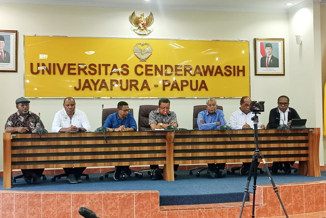 Plt Rektor Universitas Cenderawasih saat konferensi pers. Foto: Dok. kumparan
