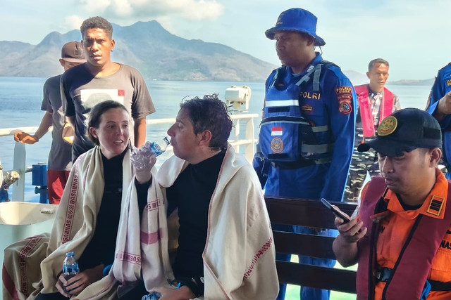 Tim SAR gabungan temukan tiga WNA dan seorang WNI yang sempat terseret arus di Perairan Pulau Panga Batang. Foto: Basarnas Maumere
