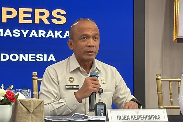 Irjen Kemenimipas Komjen Pol Rudi Setiawan bersama Ombudsman RI memberikan keterangan pers di Kementerian Imigrasi dan Pemasyarakatan, Jakarta, Senin (5/10/2026). Foto: Zahira Hilman/kumparan