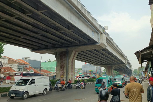 Lokasi pemuda melompat dari Flyover Kopo, Jalan Soekarno-Hatta, Bandung, Senin (5/10/2026). Foto: Abisatya Ramdhani/kumparan