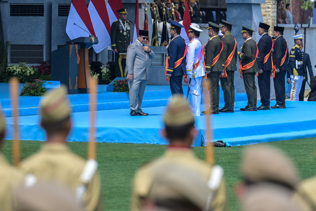 Presiden Prabowo Subianto (kiri) memberi bintang tanda kehormatan saat peringatan Hari Ulang Tahun (HUT) ke-81 Tentara Nasional Indonesia (TNI) di Mabes TNI Cilangkap, Jakarta Timur, Senin (5/10/2026). Foto: Galih Pradipta/ANTARA FOTO