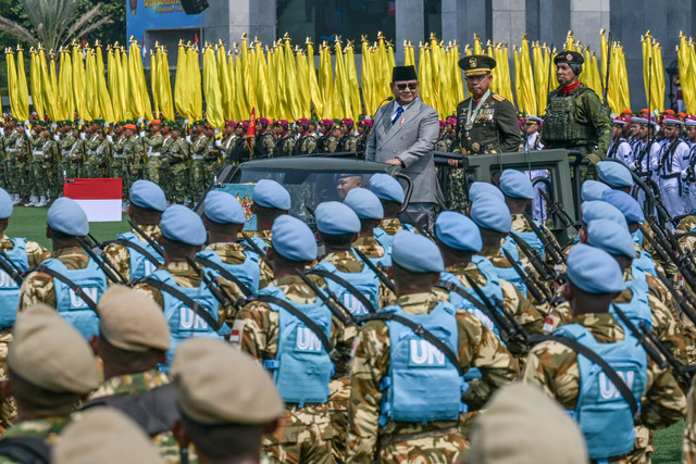 Presiden Prabowo Subianto (kanan) bersama Panglima TNI Jenderal TNI Agus Subiyanto (tengah) melakukan pemeriksaan pasukan saat peringatan HUT ke-81 TNI di Mabes TNI Cilangkap, Jakarta Timur, Senin (5/10/2026). Foto: Galih Pradipta/ANTARA FOTO