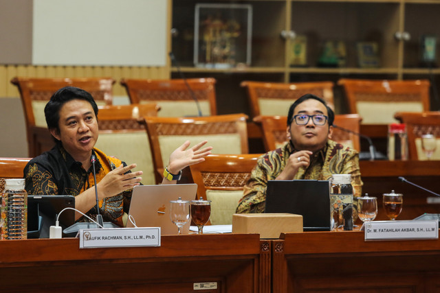 Akademisi Fakultas Hukum Universitas Airlangga Taufik Rahman (kiri) menyampaikan paparan saat Rapat Dengar Pendapat Umum (RDPU) dengan Komisi III DPR di Kompleks Parlemen, Senayan, Jakarta, Senin (5/10/2026). Foto: Asprilla Dwi Adha/ANTARA FOTO