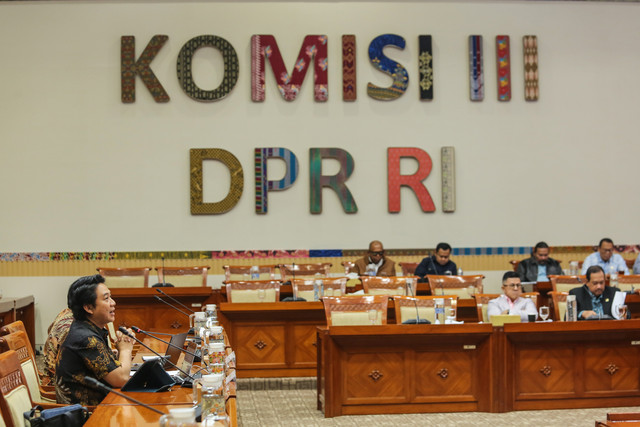 Akademisi Fakultas Hukum Universitas Airlangga Taufik Rahman (kiri) menyampaikan paparan saat Rapat Dengar Pendapat Umum (RDPU) dengan Komisi III DPR di Kompleks Parlemen, Senayan, Jakarta, Senin (5/10/2026). Foto: Asprilla Dwi Adha/ANTARA FOTO