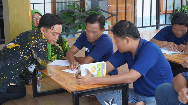 Kegiatan Pendidikan Kesetaraan oleh Petugas Dinas Pendidikan Kabupaten Magetan. Foto: Dok. Rutan Magetan