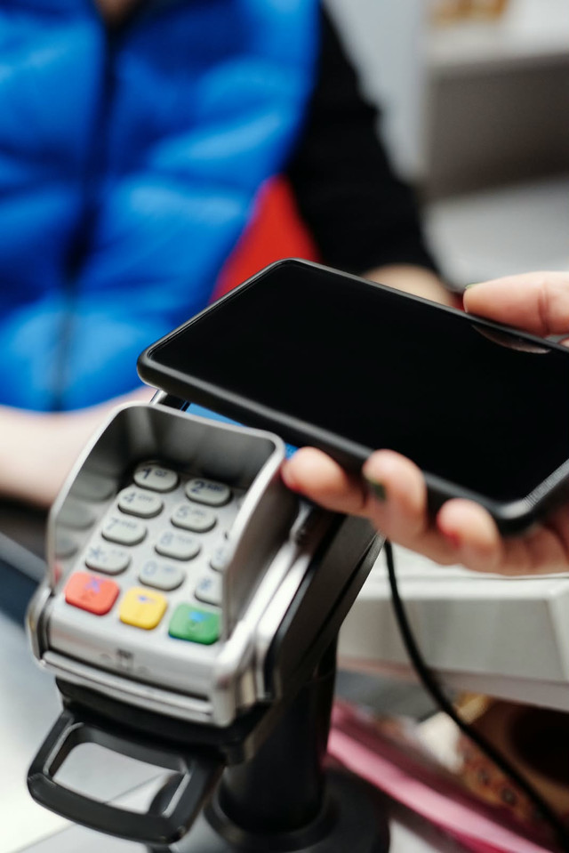 Sumber Foto:https://www.pexels.com/search/paying%20with%20phone/