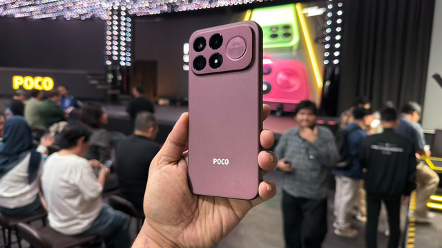 POCO F9 Ultra resmi rilis di Indonesia. Seri ini merupakan model tertinggi di lini POCO F9 Series, datang dengan chipset Snapdragon 8 Elite Gen 5, layar sangat super cerah hingga 10.000 nits, serta ukuran baterai jumbo. Foto: Kevin Kurnianto/kumparan