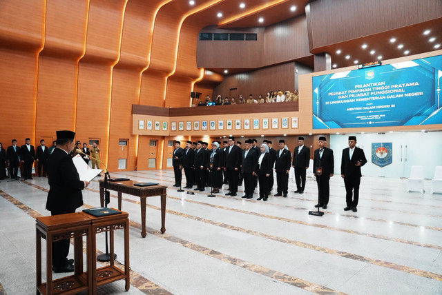 Mendagri Tito Karnavian melantik sejumlah Pejabat Pimpinan Tinggi Pratama dan Fungsional di lingkungan Kemendagri untuk penyegaran organisasi di Jakarta, Senin (5/10/2026). Foto: Dok. Kemendagri