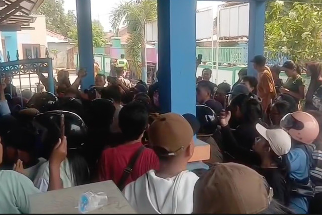 Orang tua siswa ngamuk serta berunjuk rasa di SDN 1 Kebondalem, Pemalang, Jawa Tengah, Senin (5/10/2026). Foto: Dok. Istimewa