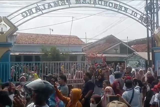 Orang tua siswa ngamuk serta berunjuk rasa di SDN 1 Kebondalem, Pemalang, Jawa Tengah, Senin (5/10/2026). Foto: Dok. Istimewa