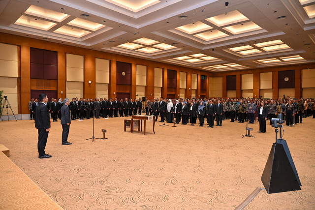 Menkeu Suahasil Nazara melantik dan mengukuhkan 17 pejabat di lingkungan Kementerian Keuangan, Kantor Pusat DJP, Jakarta, Senin (5/10/2026). Foto: Dok. Kemenkeu
