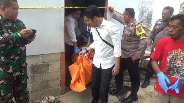 Satu keluarga yang terdiri dari ayah, ibu, dan anak ditemukan tewas di dalam rumahnya di Tulang Bawang, Lampung. Foto: Istimewa