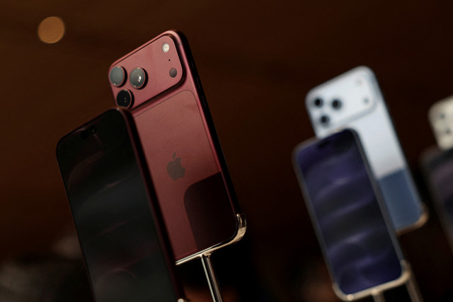 iPhone 18 Pro dan iPhone 18 Pro Max dipamerkan di Beijing, China, Juamt (18/9/2026). Foto: Tingshu Wang/REUTERS