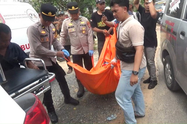 Satu keluarga yang terdiri dari ayah, ibu, dan anak ditemukan tewas di dalam rumahnya di Kampung Purwa Jaya, Kecamatan Banjar Margo, Kabupaten Tulang Bawang, Lampung, Senin (5/10/2026). Foto: Dok. Istimewa