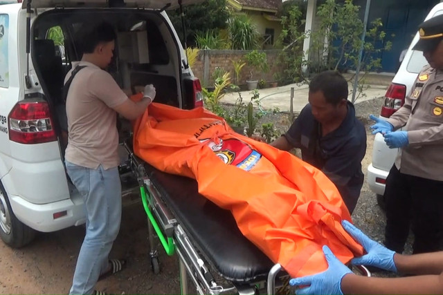 Satu keluarga yang terdiri dari ayah, ibu, dan anak ditemukan tewas di dalam rumahnya di Kampung Purwa Jaya, Kecamatan Banjar Margo, Kabupaten Tulang Bawang, Lampung, Senin (5/10/2026). Foto: Dok. Istimewa