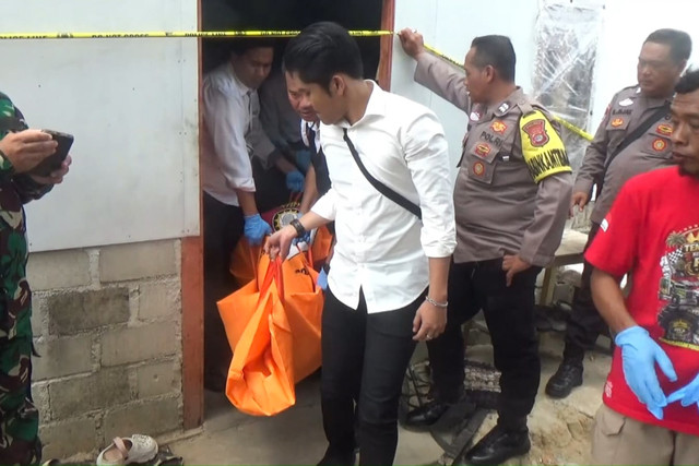 Satu keluarga yang terdiri dari ayah, ibu, dan anak ditemukan tewas di dalam rumahnya di Kampung Purwa Jaya, Kecamatan Banjar Margo, Kabupaten Tulang Bawang, Lampung, Senin (5/10/2026). Foto: Dok. Istimewa