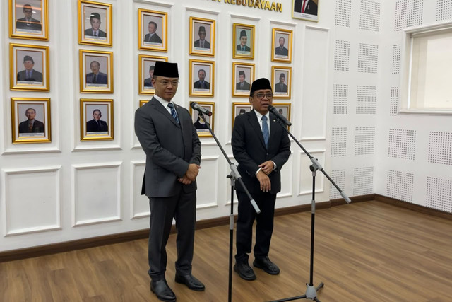 Menko PMK periode 2026-2030 Sugiono bersama Menko PMK periode 2024-2026 Pratikno saat memberikan keterangan media setelah proses Sertijab di Kantor Kemenko PMK, Jakarta, Senin (5/10/2026). Foto: Firda Brillianti/kumparan