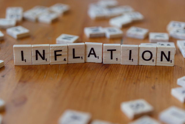 https://www.pexels.com/id-id/foto/konsep-inflasi-dengan-ubin-huruf-scrabble-31078522/