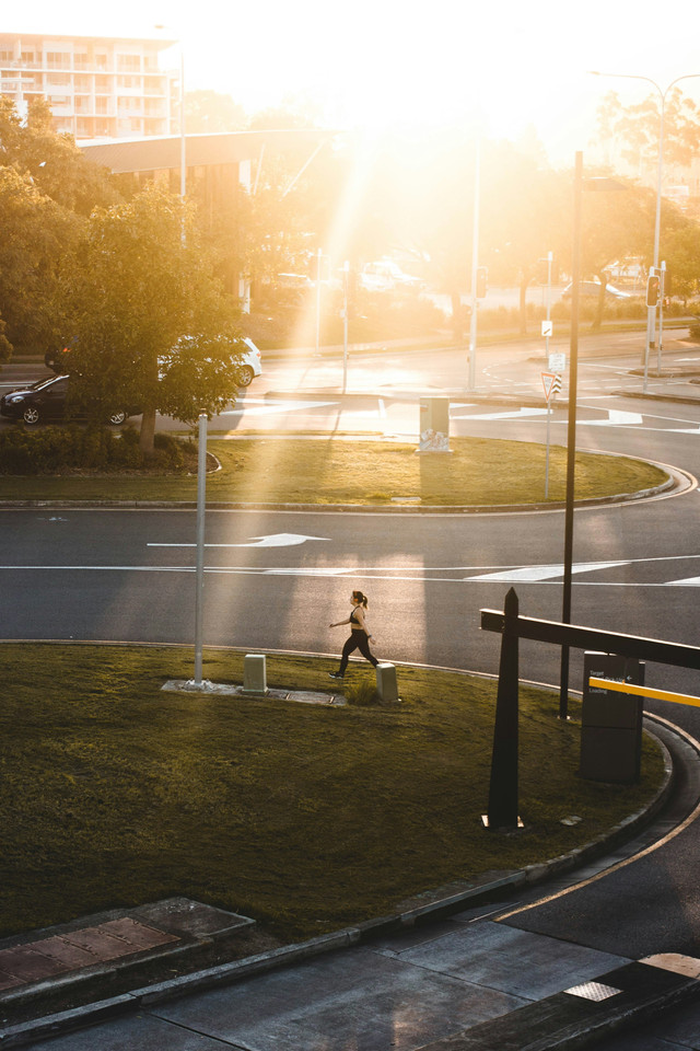 Deskripsi: Seorang perempuan jogging di taman pada siang hari.Fotografer: Justin Clark · Unsplash