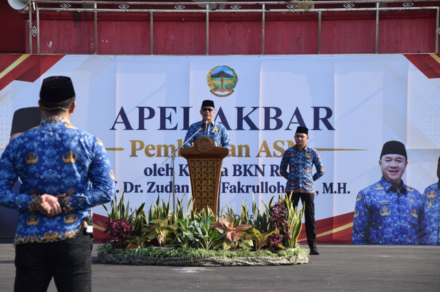 Kepala BKN RI Zudan Arif Fakrulloh beri amanat saat apel seluruh ASN di Kabupaten Banyumas, di GOR Satria Purwokerto, Senin (5/10/2026). Foto: Dok. Prokompim