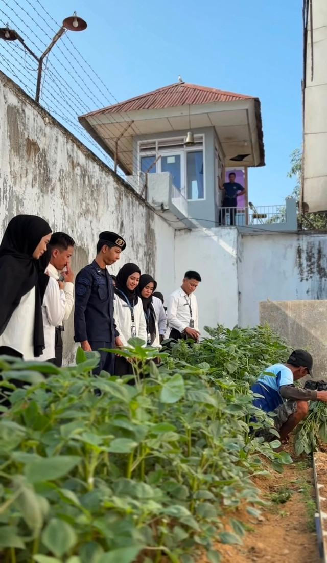 Kegiatan kemandirian WBP dibawah pengawasan petugas (Doc : Humas Rutan Barru)