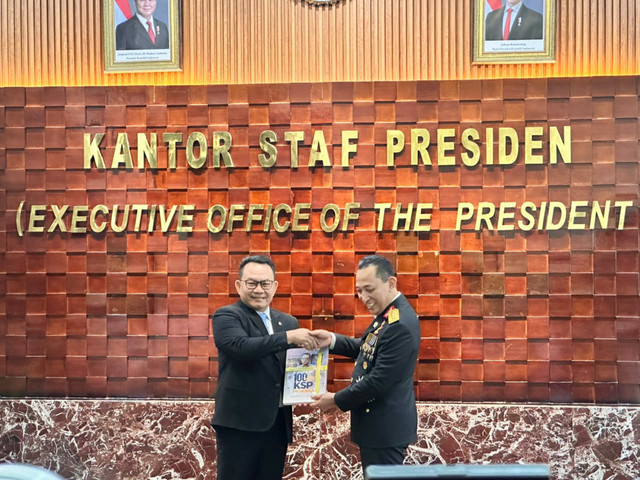 Dudung Abdurachman menyerahkan jabatan Kepala Staf Kepresidenan (KSP) kepada Jenderal Polisi Listyo Sigit Prabowo di Kantor KSP, Jakarta, Senin (5/10/2026). Foto: Zamachsyari/kumparan