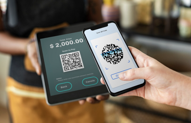 Ilustrasi Pembayaran QRIS. Sumber: https://www.magnific.com/idn/foto-gratis/pembayaran-tanpa-uang-tunai-dengan-kode-qr-bisnis-kecil-di-toko_17229339.htm#fromView=search&page=1&position=2&uuid=93911b8e-7823-4be4-a8e8-702a54ecab46&track=ais_hybrid&query=qris