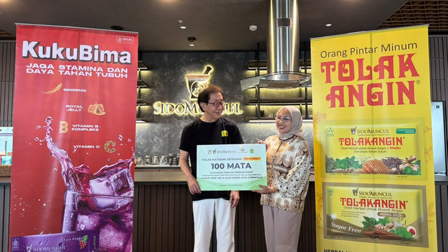 Penyerahan bantuan secara simbolis oleh Irwan Hidayat kepada Elizar. Foto: Wina R./kumparan
