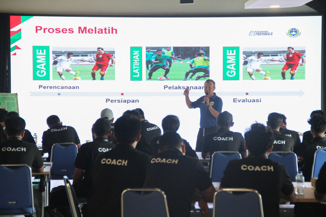 Coach Educator Kursus Lisensi D, Didik Lestiyantoro memberikan materi kepelatihan kepada para peserta di Supersoccer Arena, Kudus, Jawa Tengah, Senin (5/10/2026). Foto: Vega Ma'arijil Ula/kumparan