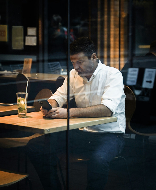 Ilustrasi pelanggan komplain lewat media sosial. Foto: Daniel Tran/Unsplash