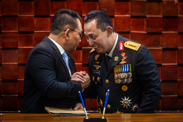 Kepala Kantor Staf Kepresidenan (KSP) Jenderal Pol Listyo Sigit Prabowo (kanan) berjabat tangan dengan Pejabat lama Jenderal TNI (purn) Dudung Abdurachman (kiri) usai serah terima jabatan Kepala KSP di Kantor Staf Kepresidenan, Jakarta, Senin (5/10). Foto: Bayu Pratama S/ANTARA FOTO