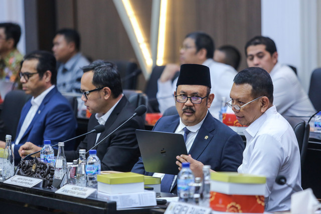 Menteri PPN/Kepala Bappenas Rachmat Pambudy bersama Wakil Menteri Sekretaris, Wakil Menteri Dalam Negeri dan Wakil Menteri Komunikasi dan Digital mengikuti rapat kerja dengan Baleg DPR di Kompleks Parlemen, Senayan, Jakarta, Senin (5/10/2026). Foto: Asprilla Dwi Adha/ANTARA FOTO