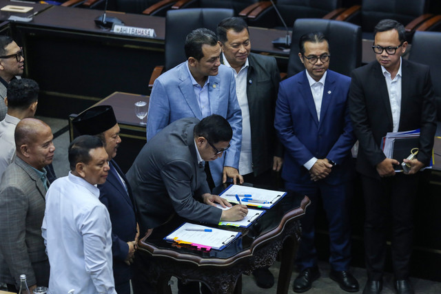 Ketua Baleg DPR Bob Hasan (tengah) menandatangani naskah RUU Satu Data Indonesia usai rapat kerja di Kompleks Parlemen, Senayan, Jakarta, Senin (5/10/2026). Foto: Asprilla Dwi Adha/ANTARA FOTO