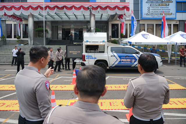 Korlantas meluncurkan alat material khusus (almatsus) penegakan hukum jatanlin untuk memperkuat penindakan ODOL di Gedung Korlantas Polri, Jakarta. Foto: Korlantas Polri
