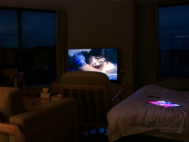 Ilustrasi menonton televisi di malam hari. Foto: [Yiquan Zhang]/Unsplash