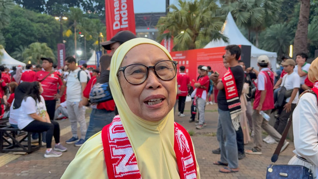 Sopiah (67) asal Bali datang untuk menonton laga final antara Timnas Indonesia vs Thailand di Gelora Bung Karno, Jakarta, Senin (5/10/2026). Foto: Rayyan Farhansyah/kumparan