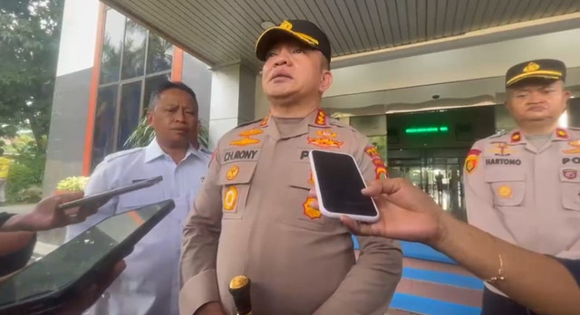 Kapolres Metro Depok Kombes Pol Christian Rony Putra memberikan keterangan kepada wartawan terkait viralnya pesta narkoba di Rutan Kelas I Depok, Senin (5/10/2026). Foto: Dok. Istimewa
