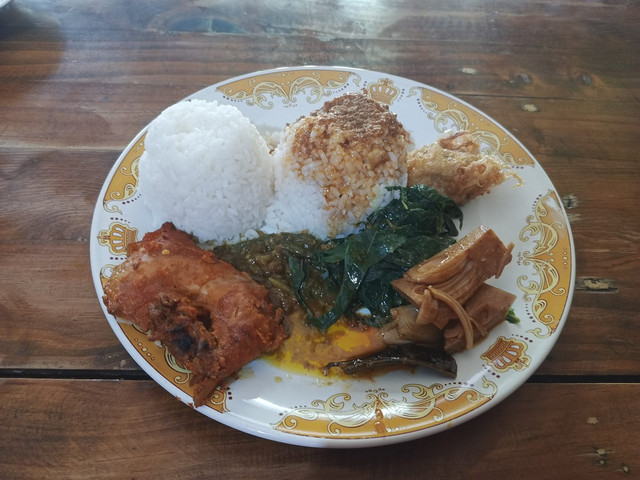 Seporsi Nasi Padang. Foto : Muhammad Ananda Rasya untuk kumparan