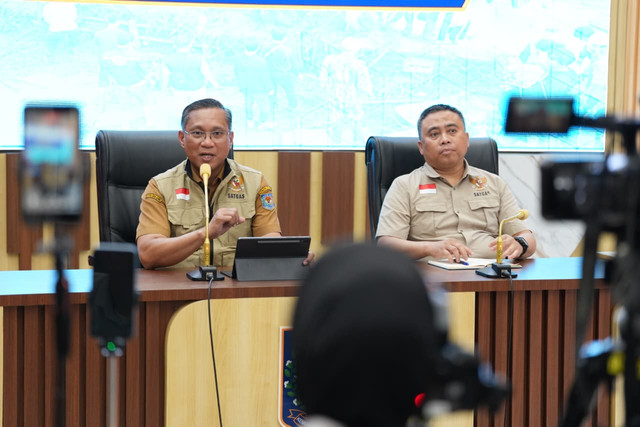 Satgas PRR pastikan jalan dan jembatan nasional di Aceh, Sumut, dan Sumbar pulih 100 persen serta percepat pemulihan infrastruktur daerah dalam konferensi pers di Kemendagri, Jakarta, Senin (5/10/2026). Foto: Kemendagri RI